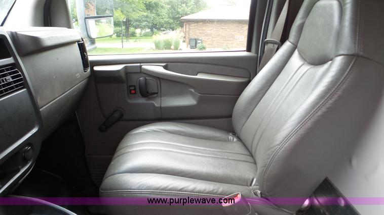 image for item DA2868 2005 GMC Savana G3500 box truck