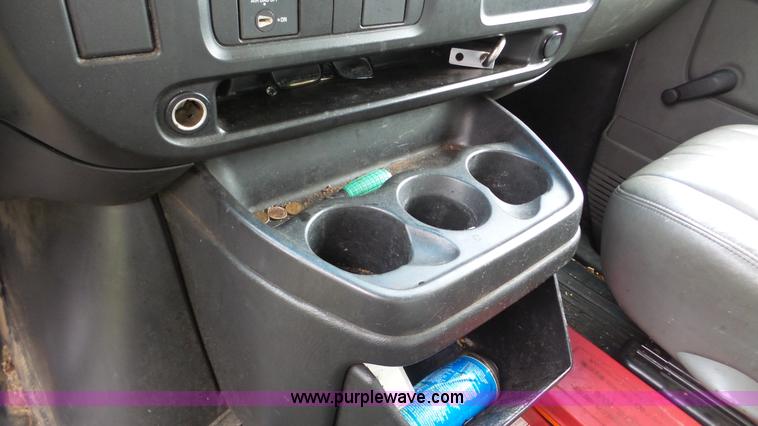 image for item DA2868 2005 GMC Savana G3500 box truck