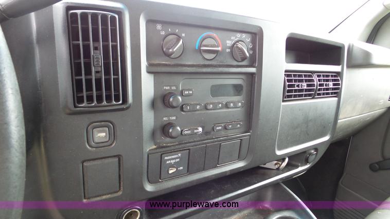 image for item DA2868 2005 GMC Savana G3500 box truck