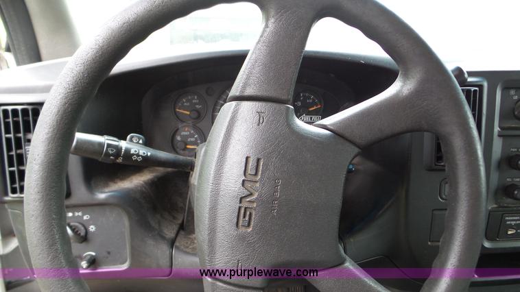image for item DA2868 2005 GMC Savana G3500 box truck