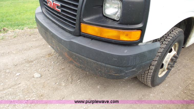 image for item DA2868 2005 GMC Savana G3500 box truck