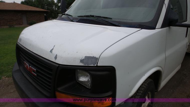 image for item DA2868 2005 GMC Savana G3500 box truck