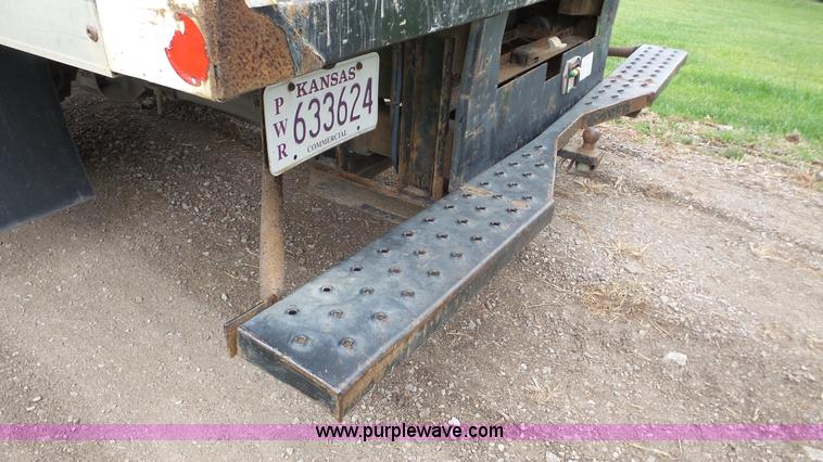 image for item DA2868 2005 GMC Savana G3500 box truck