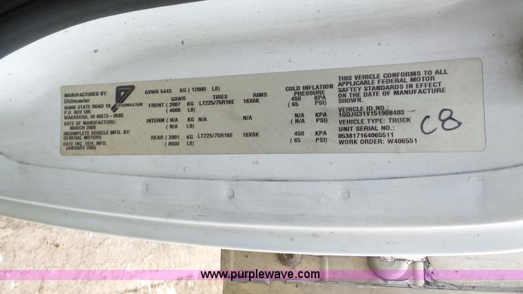 image for item DA2868 2005 GMC Savana G3500 box truck