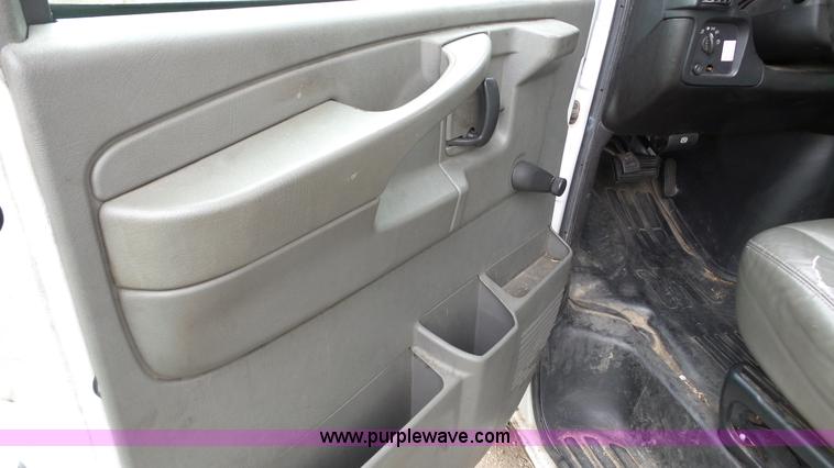 image for item DA2869 2006 GMC Savana G3500 box truck