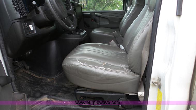 image for item DA2869 2006 GMC Savana G3500 box truck