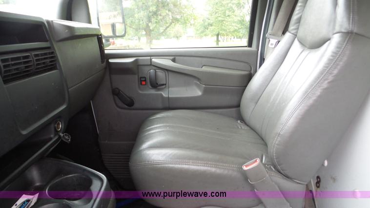 image for item DA2869 2006 GMC Savana G3500 box truck