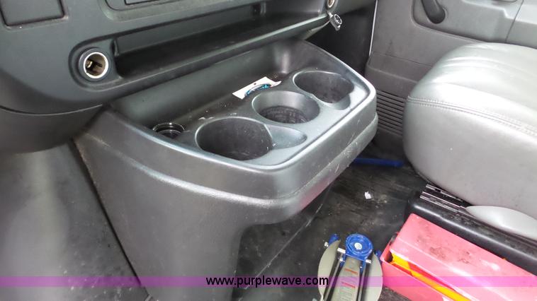 image for item DA2869 2006 GMC Savana G3500 box truck