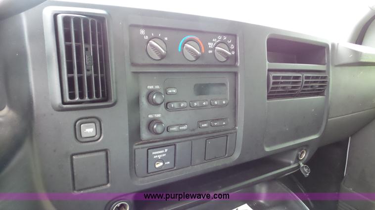 image for item DA2869 2006 GMC Savana G3500 box truck