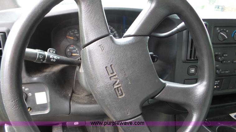 image for item DA2869 2006 GMC Savana G3500 box truck