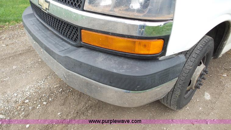 image for item DA2869 2006 GMC Savana G3500 box truck