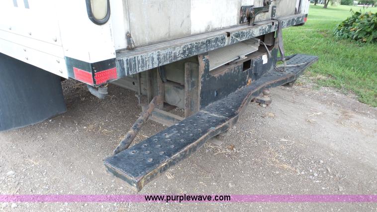 image for item DA2869 2006 GMC Savana G3500 box truck