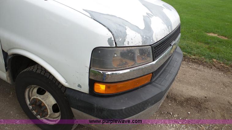 image for item DA2869 2006 GMC Savana G3500 box truck