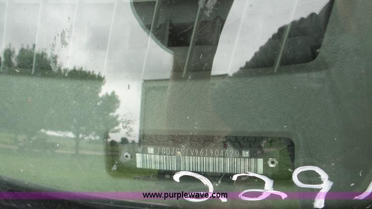 image for item DA2869 2006 GMC Savana G3500 box truck