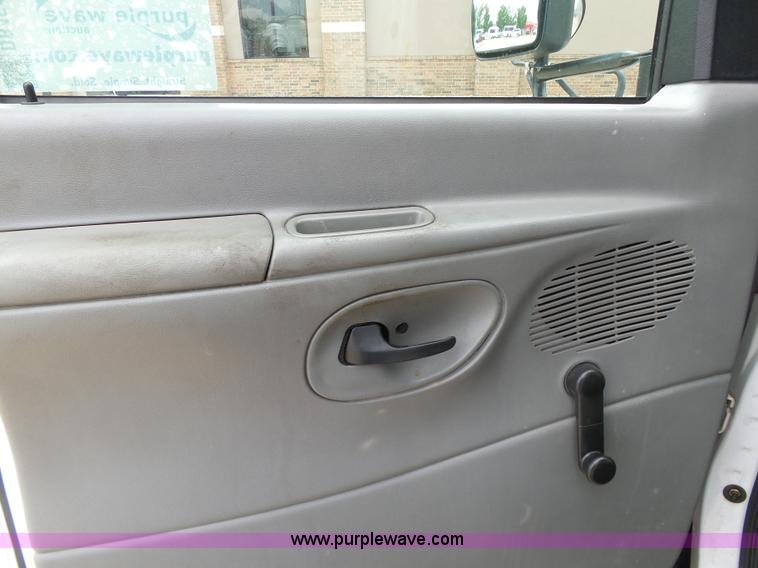 image for item DB4515 2005 Ford E450 Super Duty shuttle bus