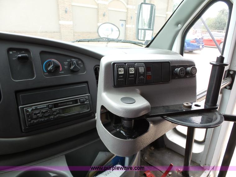 image for item DB4515 2005 Ford E450 Super Duty shuttle bus