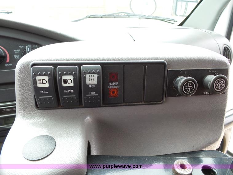 image for item DB4515 2005 Ford E450 Super Duty shuttle bus