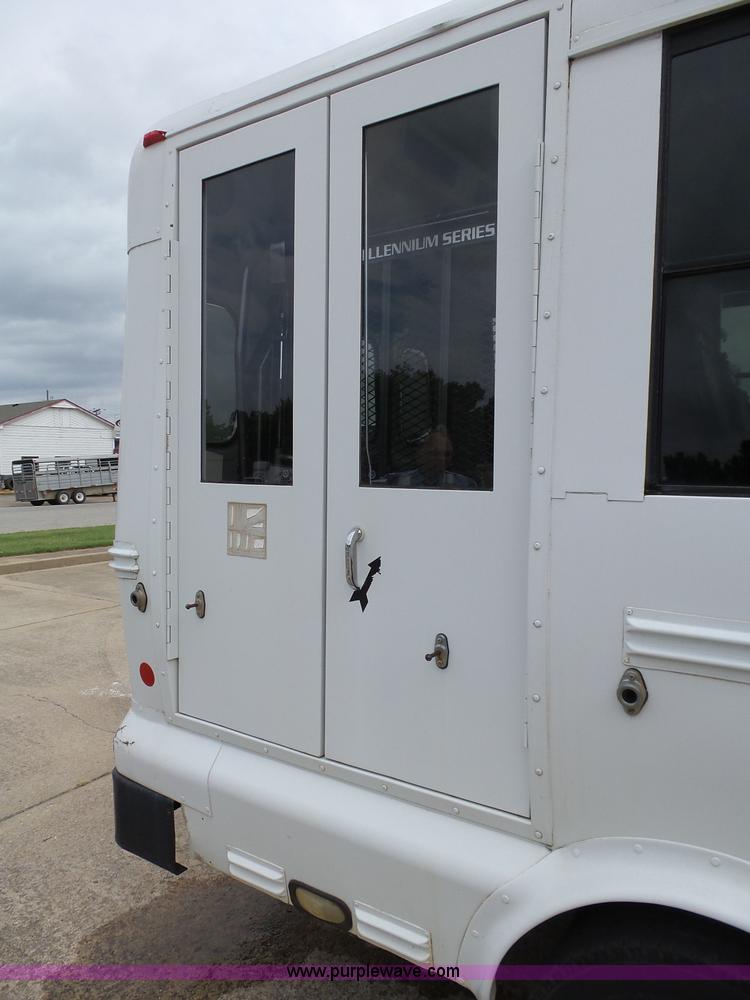 image for item DB4515 2005 Ford E450 Super Duty shuttle bus