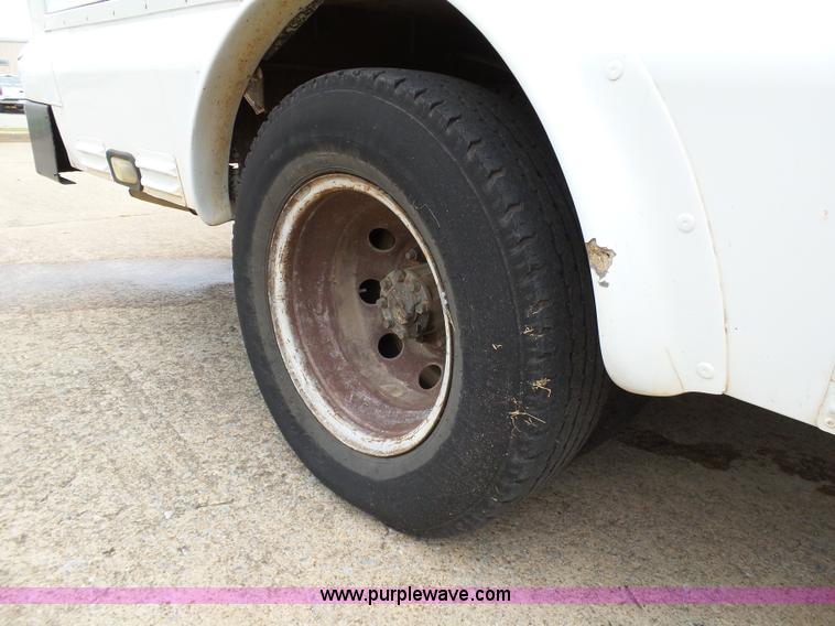 image for item DB4515 2005 Ford E450 Super Duty shuttle bus