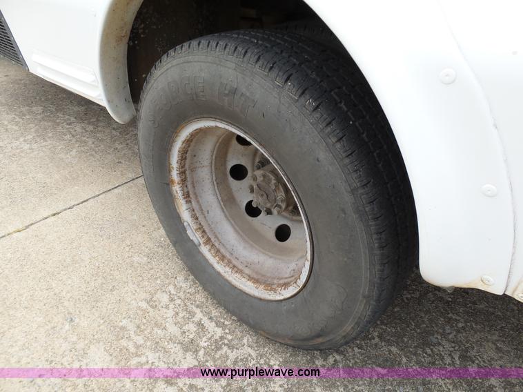 image for item DB4515 2005 Ford E450 Super Duty shuttle bus