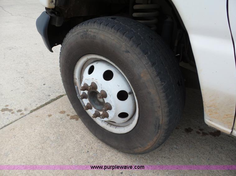 image for item DB4515 2005 Ford E450 Super Duty shuttle bus