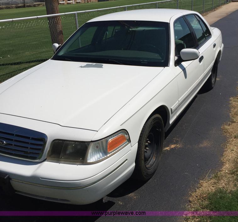 image for item F1805 2000 Ford Crown Victoria