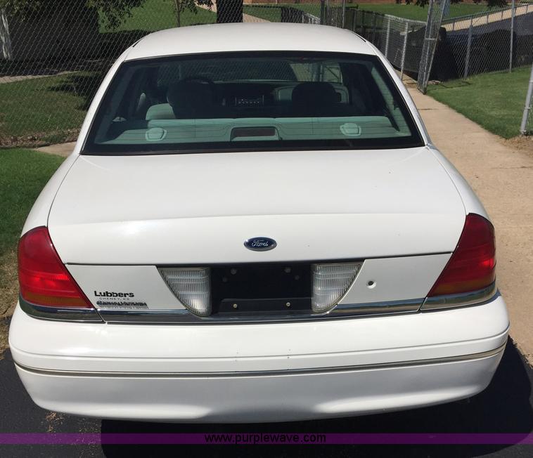image for item F1805 2000 Ford Crown Victoria