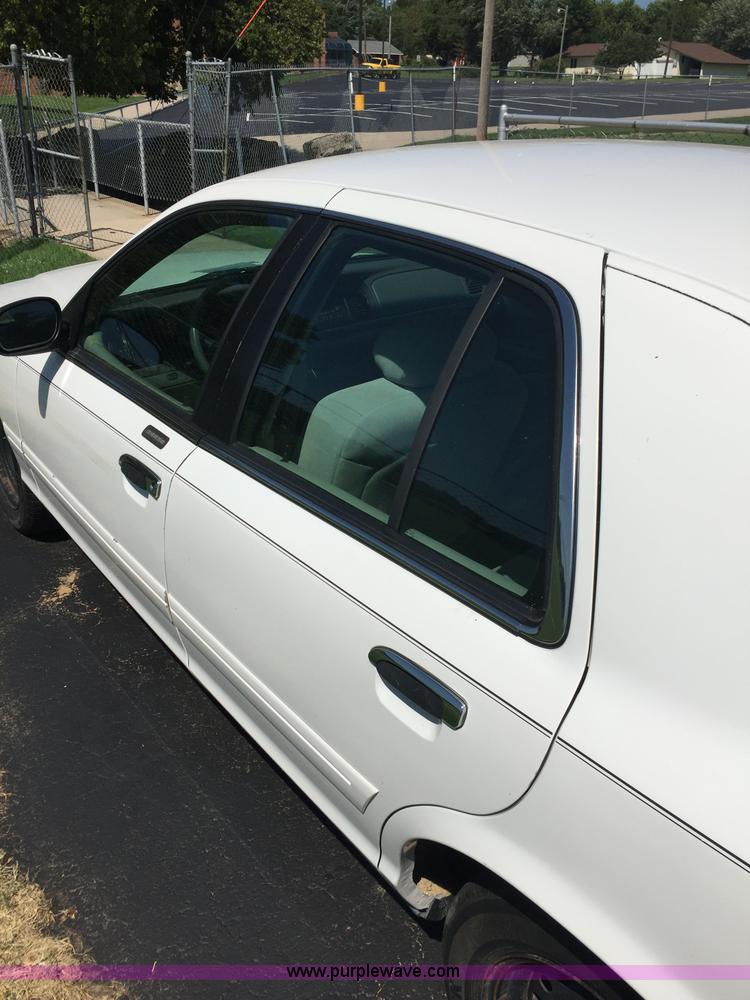 image for item F1805 2000 Ford Crown Victoria