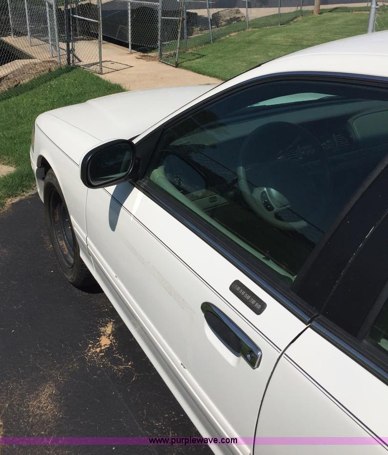 image for item F1805 2000 Ford Crown Victoria