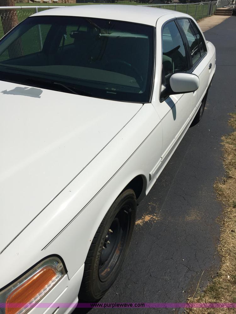 image for item F1805 2000 Ford Crown Victoria