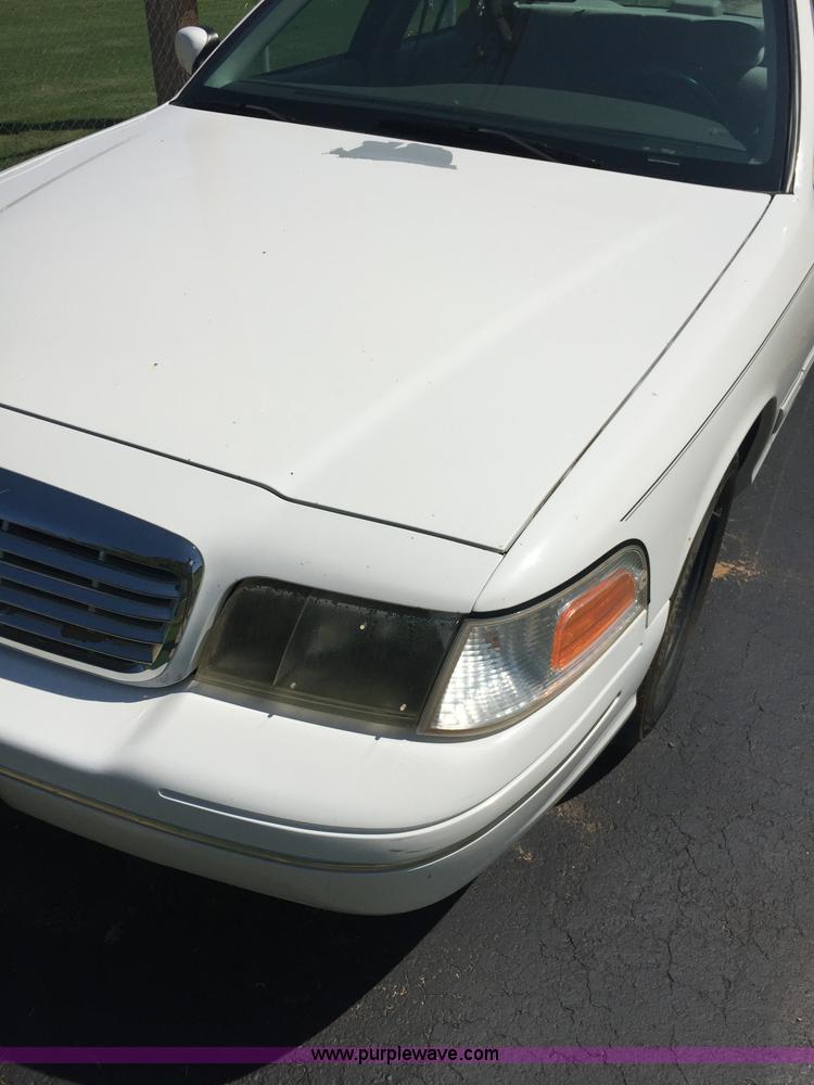 image for item F1805 2000 Ford Crown Victoria
