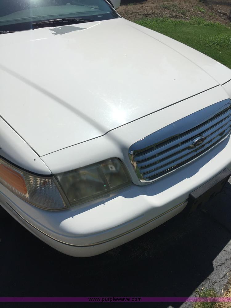 image for item F1805 2000 Ford Crown Victoria