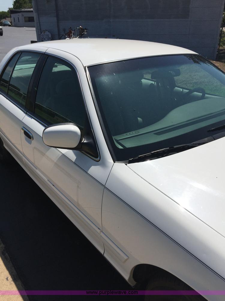 image for item F1805 2000 Ford Crown Victoria