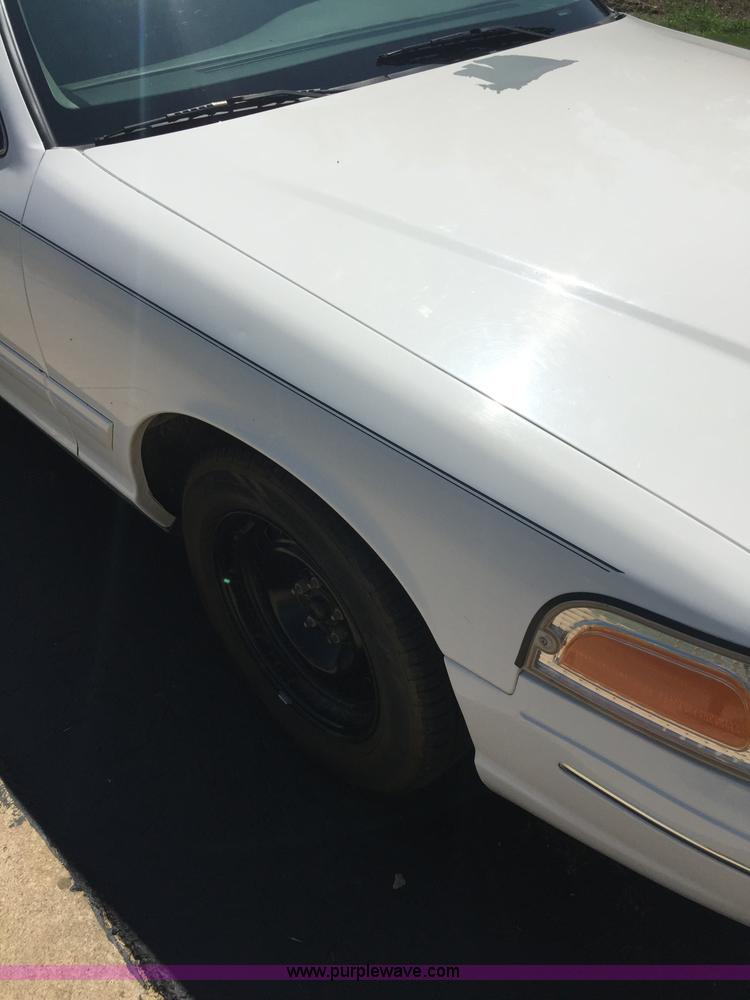 image for item F1805 2000 Ford Crown Victoria