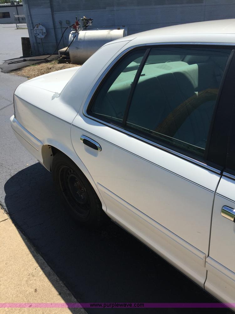 image for item F1805 2000 Ford Crown Victoria