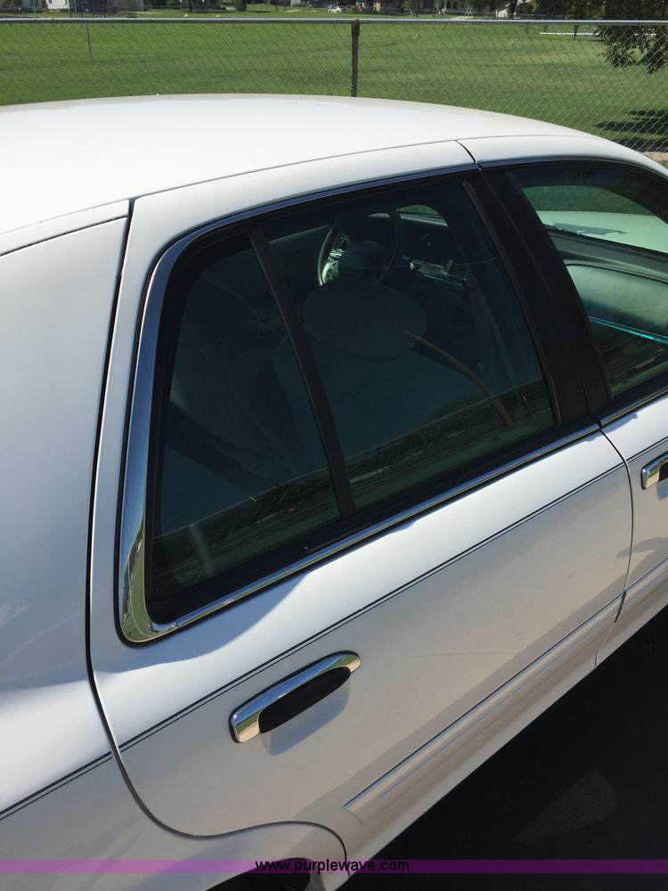 image for item F1805 2000 Ford Crown Victoria