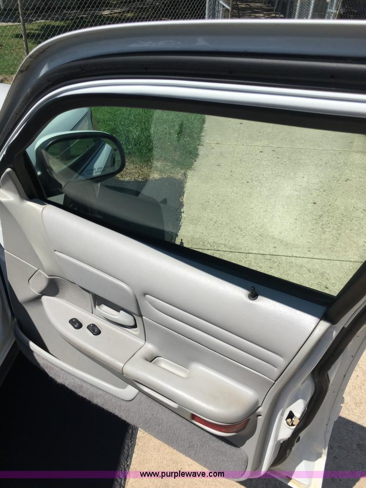 image for item F1805 2000 Ford Crown Victoria