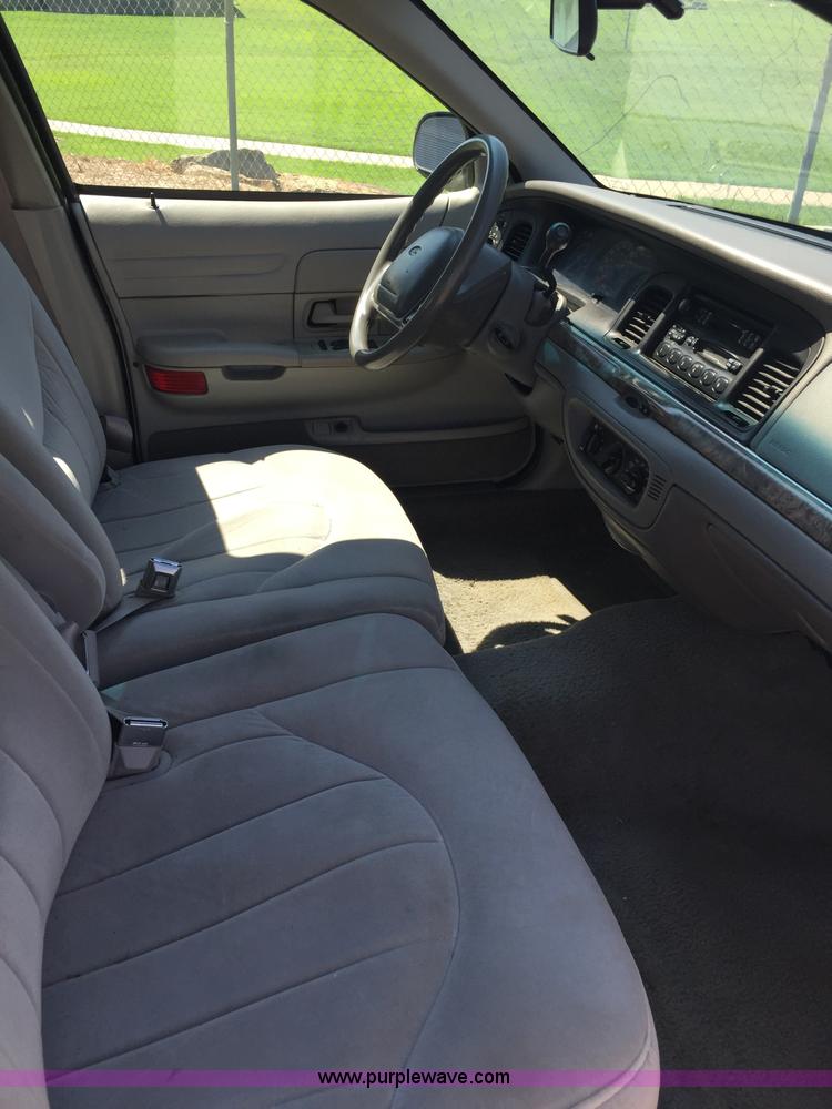 image for item F1805 2000 Ford Crown Victoria