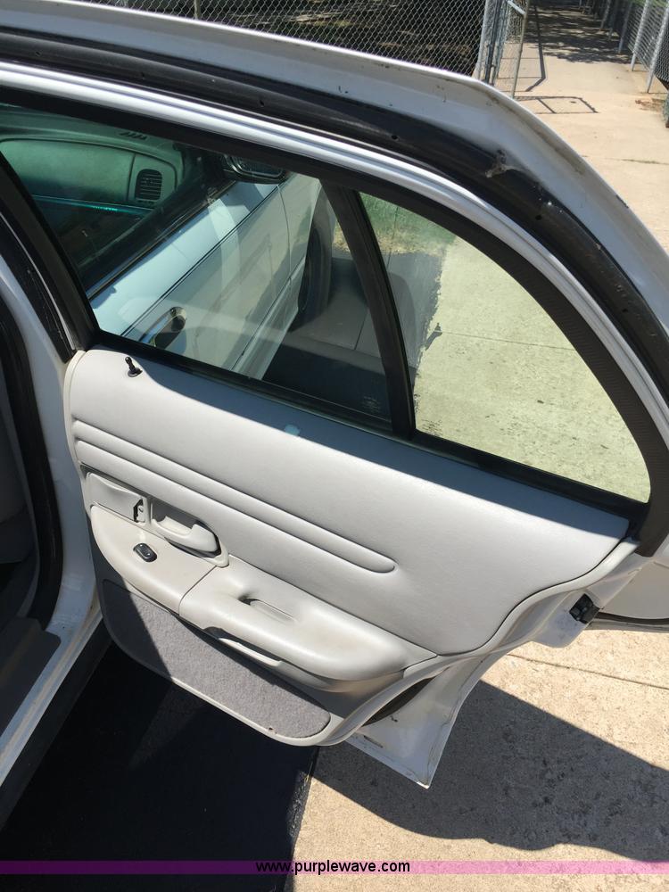 image for item F1805 2000 Ford Crown Victoria