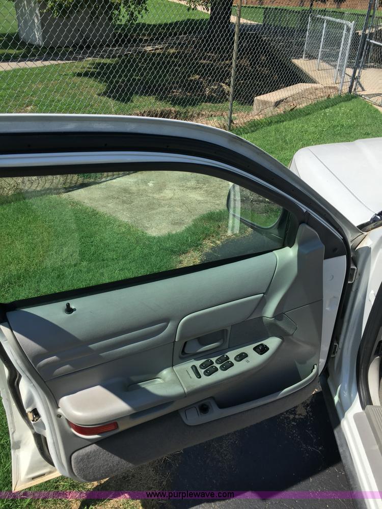 image for item F1805 2000 Ford Crown Victoria