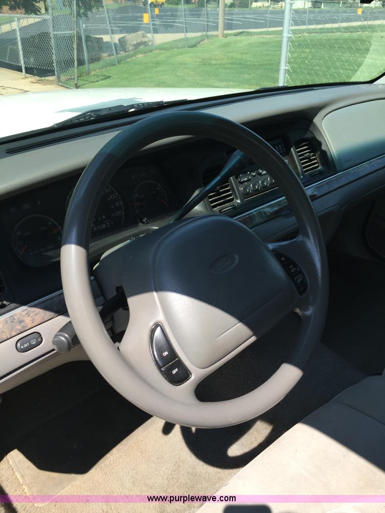 image for item F1805 2000 Ford Crown Victoria