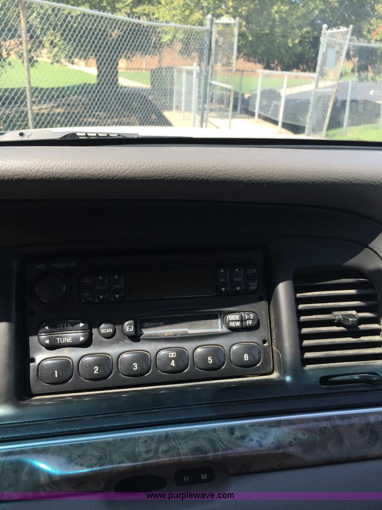 image for item F1805 2000 Ford Crown Victoria