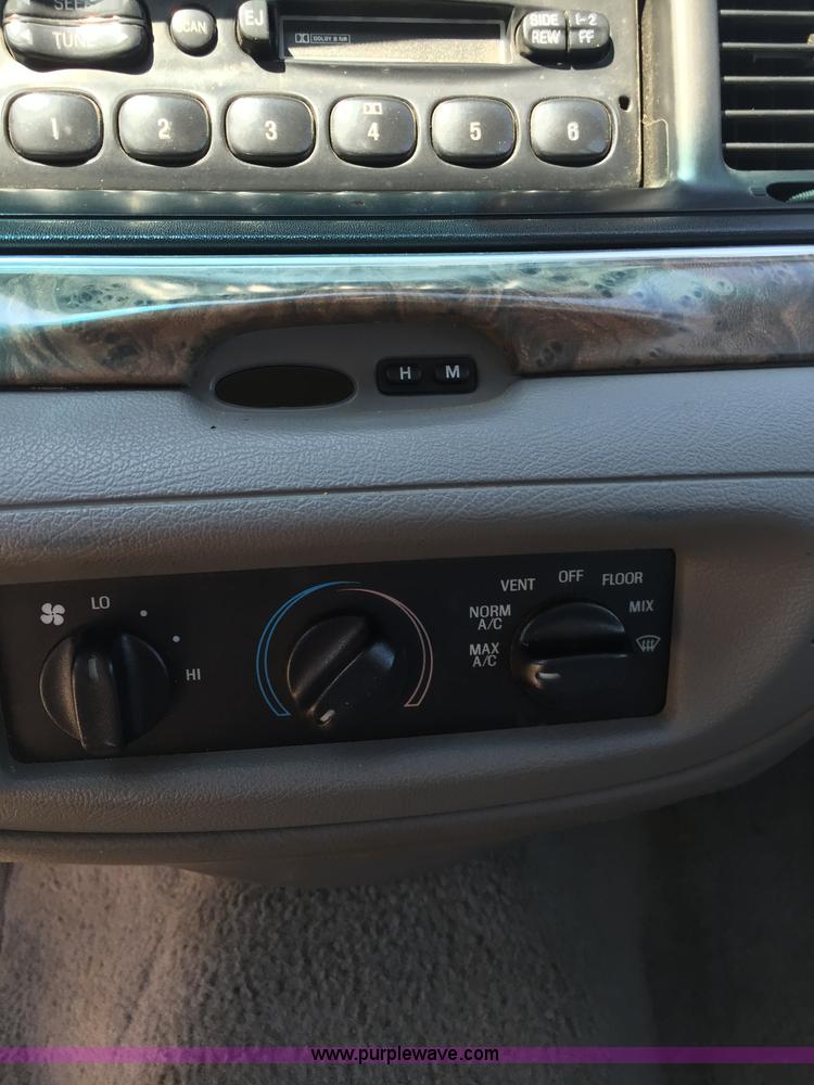 image for item F1805 2000 Ford Crown Victoria