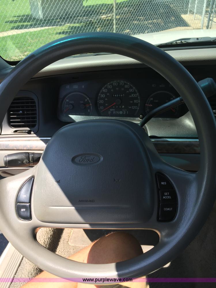 image for item F1805 2000 Ford Crown Victoria