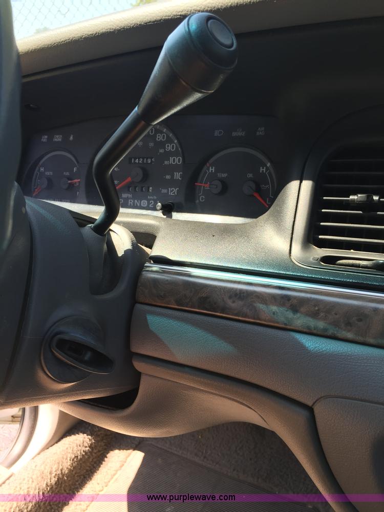 image for item F1805 2000 Ford Crown Victoria