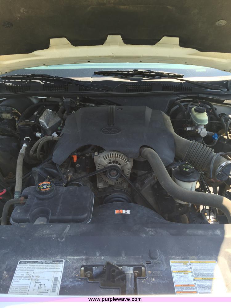 image for item F1805 2000 Ford Crown Victoria