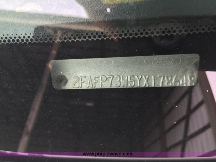 image for item F1805 2000 Ford Crown Victoria