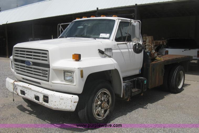 image for item J2755 1989 Ford F700F flatbed truck with crane
