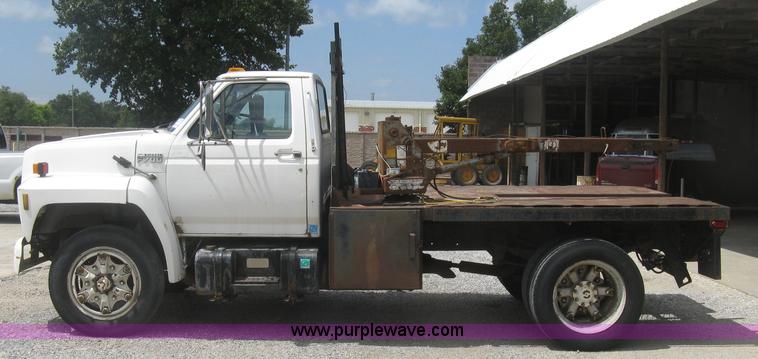 image for item J2755 1989 Ford F700F flatbed truck with crane