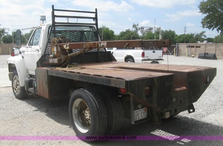 image for item J2755 1989 Ford F700F flatbed truck with crane